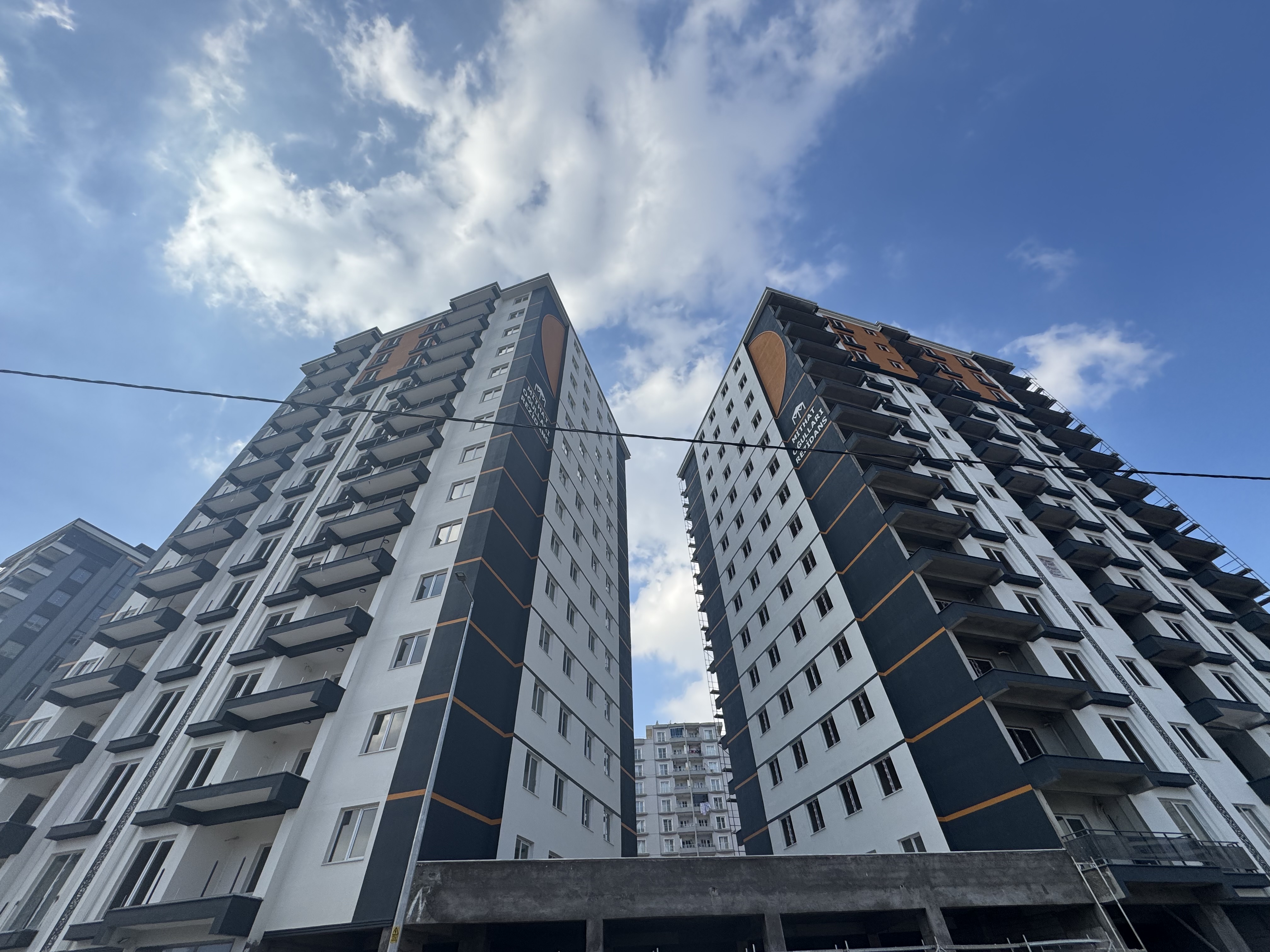 EMLAK 777 GÜZEL KONUMDA ÖN CEPHE 2+1 AMERİKAN MUTFAK SATILIK DAİRE 