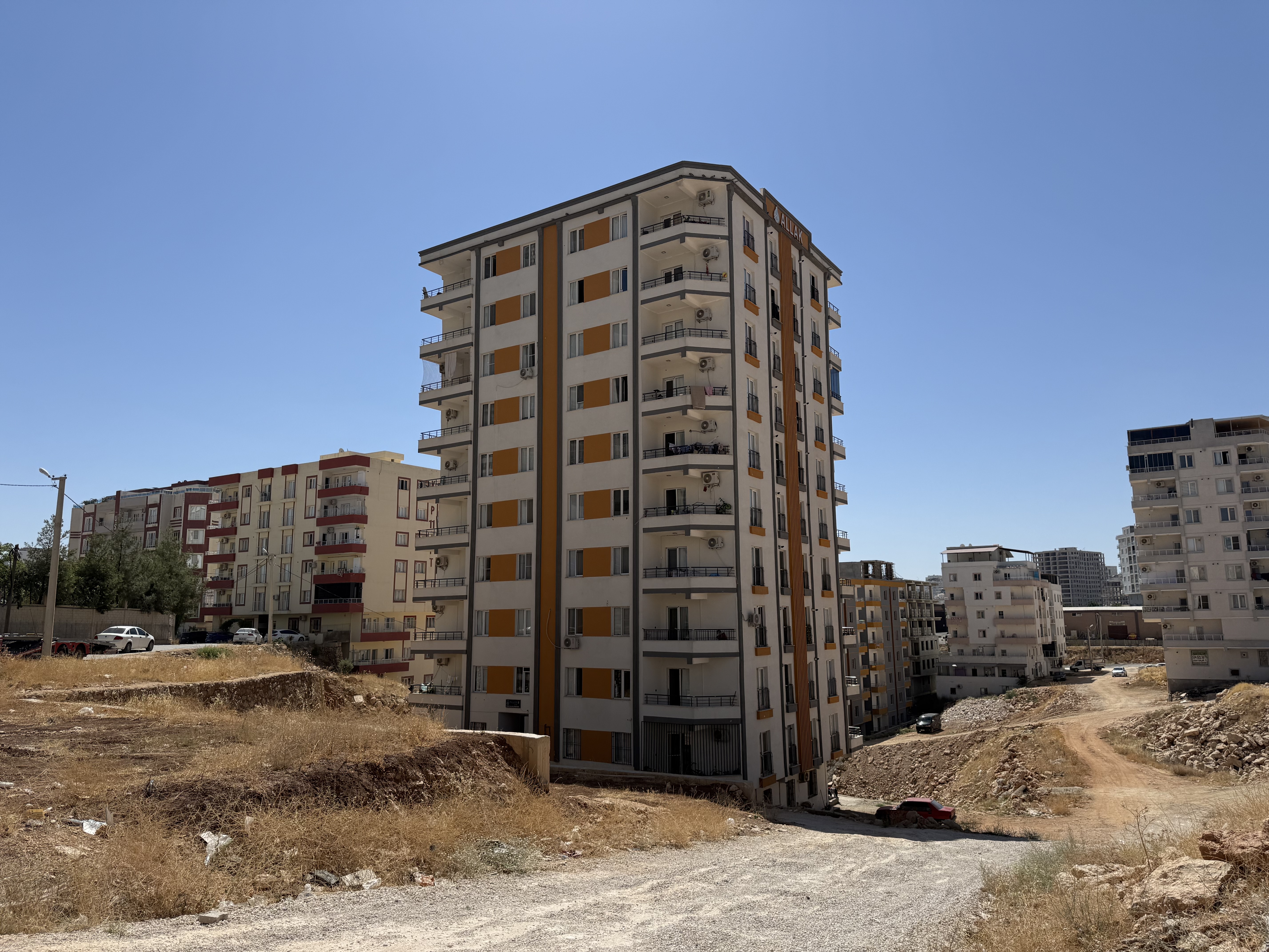 EMLAK 777 TELEKOM ARKASI KİRALIK AYRI MUTFAK 2+1