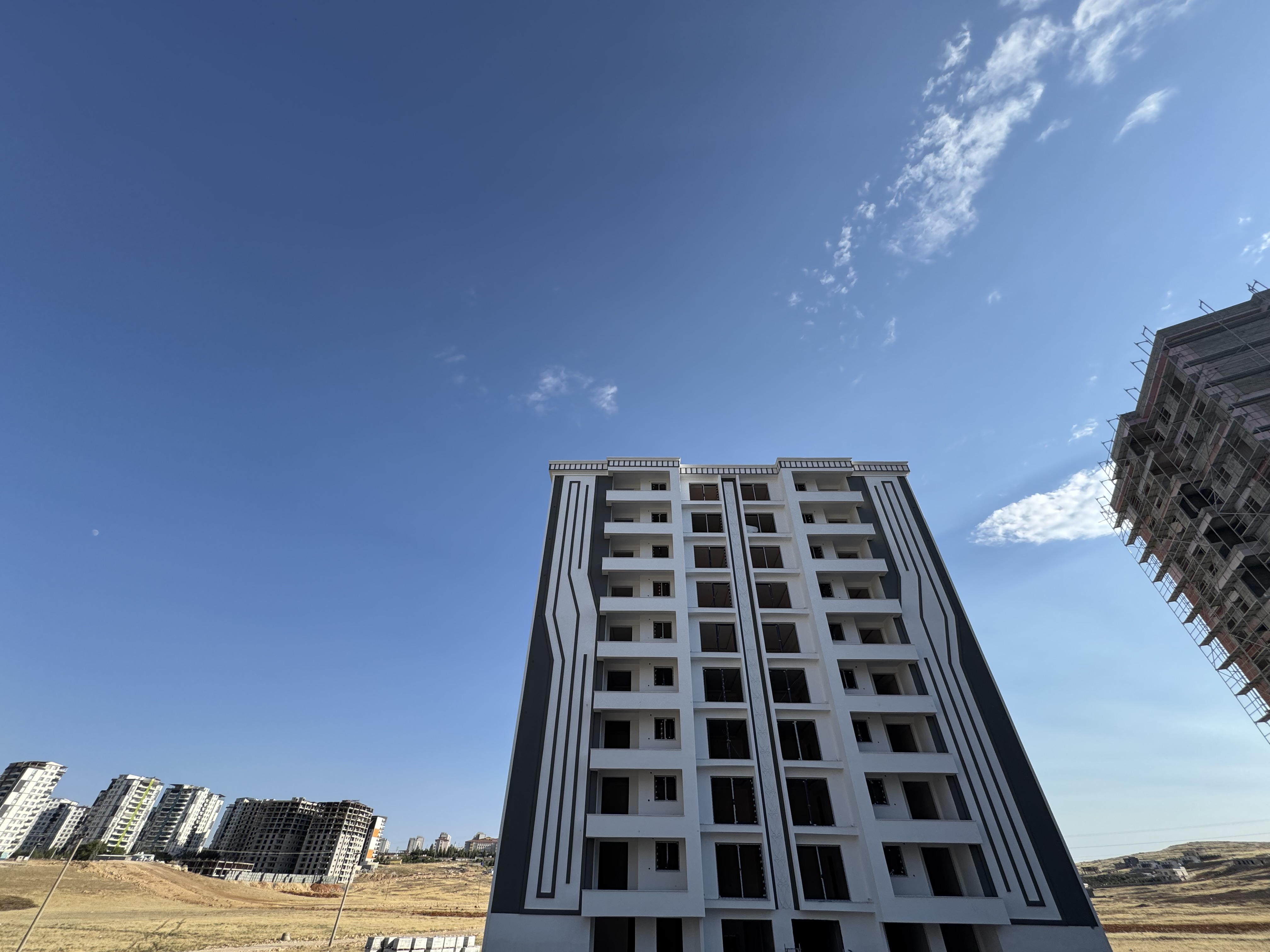 EMLAK 777 BULUT RENOVİA İNŞAATTA LÜKS SATILIK 4+1 ARA KAT SATILIK DAİRE 