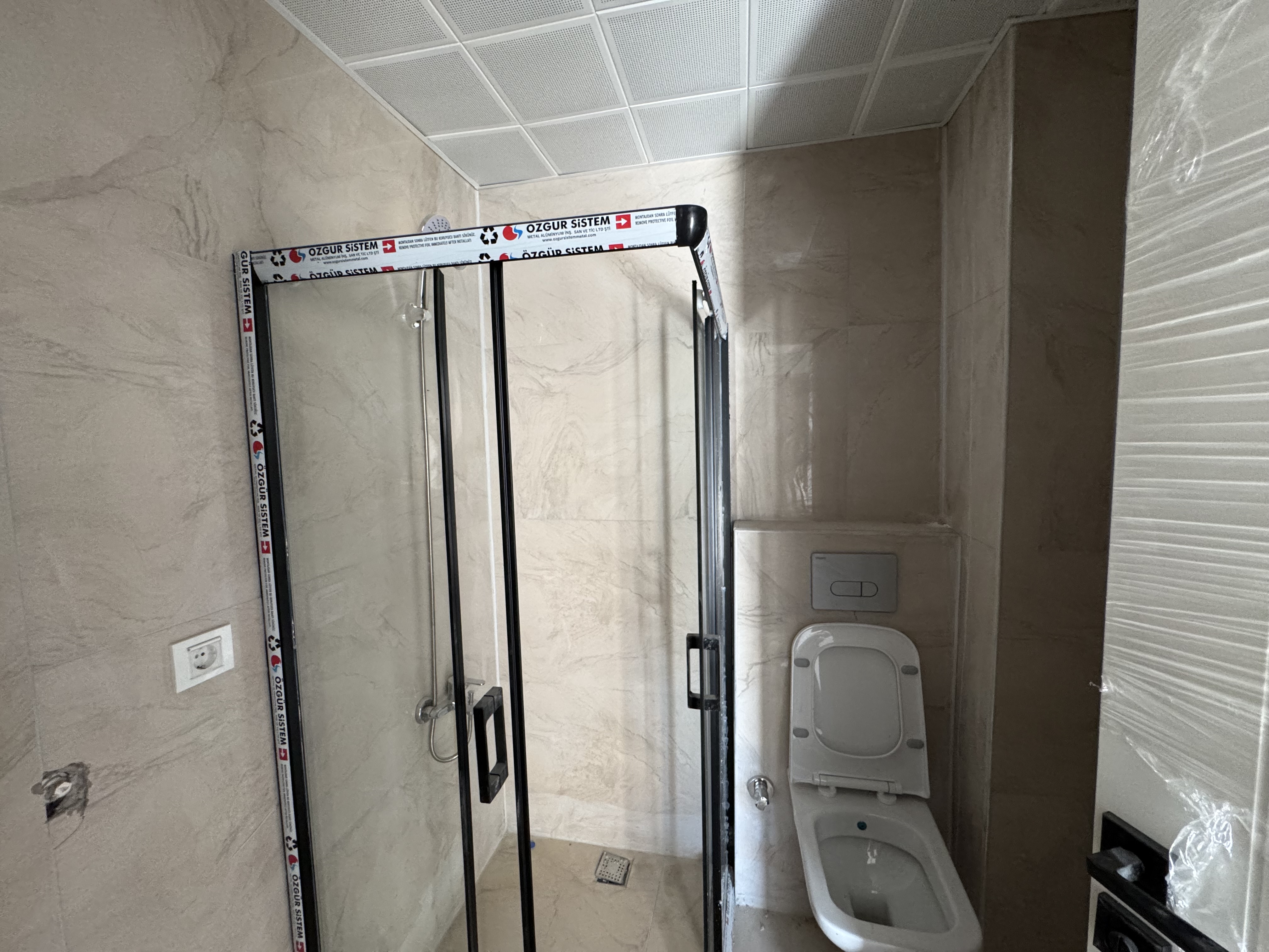 EMLAK 777 HASTANE DİBİNDE EN GÜZEL CEPHEDE SATILIK 2+1 DAİRE
