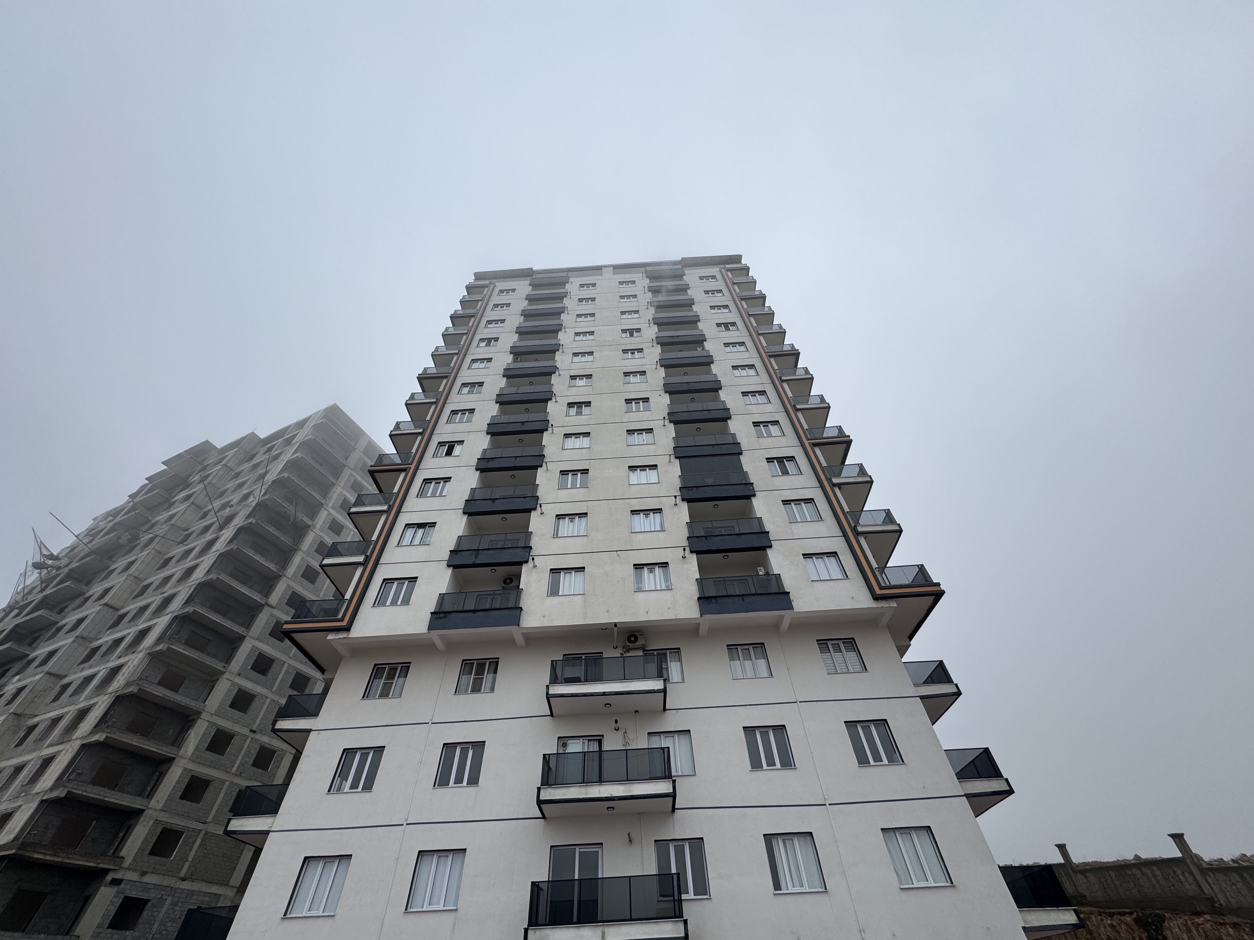 EMLAK 777 HASTANEYE YAKIN MESAFE DE LÜKS  EŞYALI 1+1 HUVUZLU KİRALIK DAİRE 